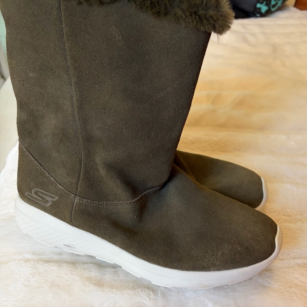 SUEDE boots SKETCHERS 5 on the go
SIZE 9